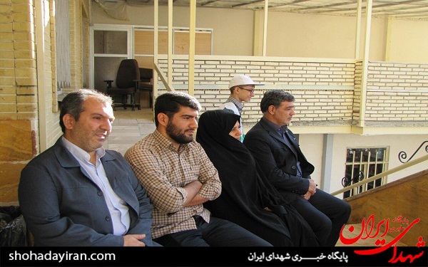 زنگ ایثار با حضور پدر و مادر شهید مدافع حرم+ عکس زنگ ایثار با حضور پدر و مادر شهید مدافع حرم+ عکس