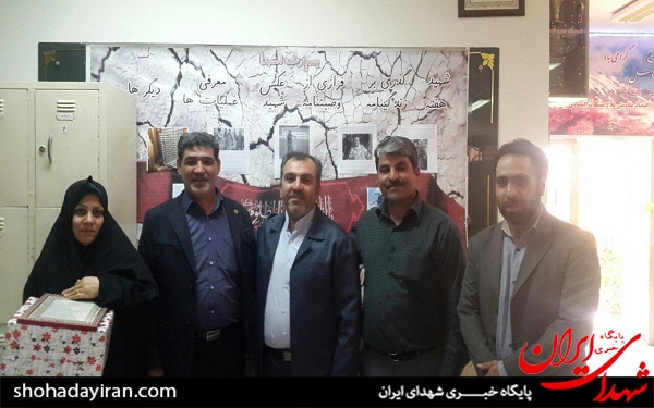 زنگ ایثار با حضور پدر و مادر شهید مدافع حرم+ عکس زنگ ایثار با حضور پدر و مادر شهید مدافع حرم+ عکس