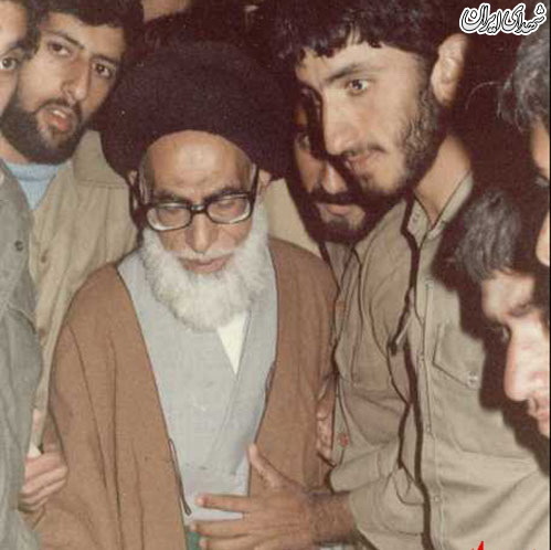 شهید دستغیب در حلقه رزمندگان اسلام+عکس