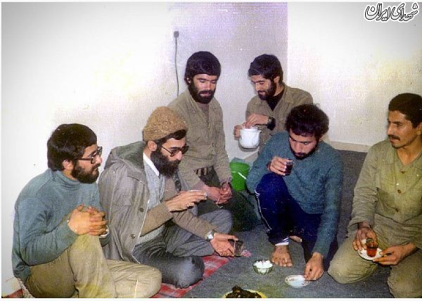 رهبر انقلاب در حال خوردن چای با رزمندگان+عکس