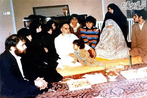 تصویری از امام خمینی(ره) در جمع خانواده + عکس