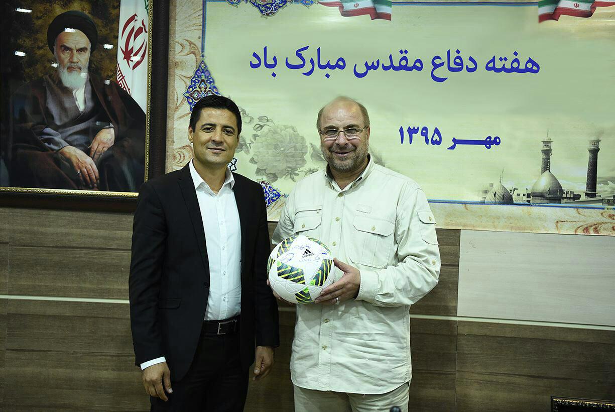 هدیه علیرضا فغانی به محمدباقر قالیباف+عکس
