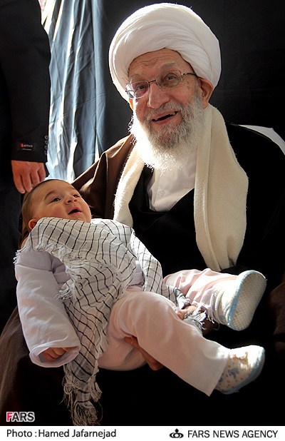 کودکی در بغل آیت الله مهدوی کنی(ره)+کس
