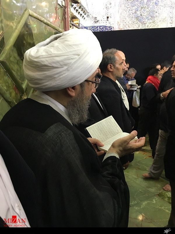 آیت‌الله آملی لاریجانی در حرم امام علی+عکس
