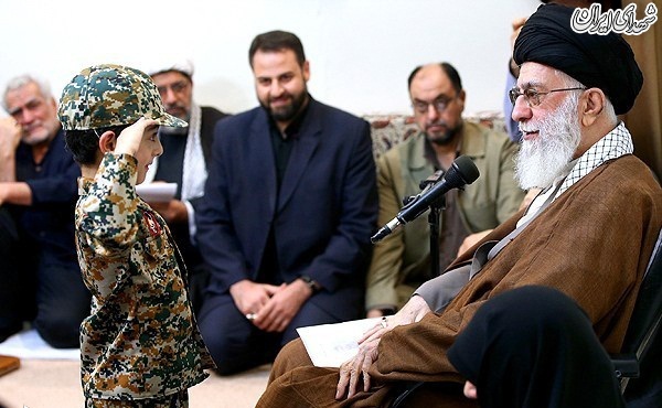 عکس/ سلام نظامی فرزند شهید مدافع حرم به آقا
