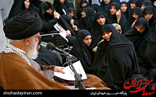عکس/ دیدار خانواده شهدای مدافع حرم با امام خامنه ای