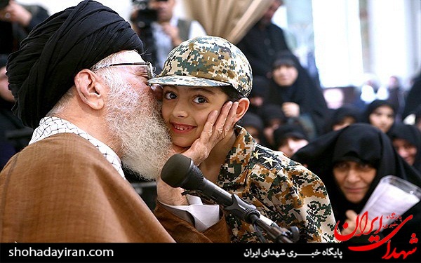 عکس/ دیدار خانواده شهدای مدافع حرم با امام خامنه ای