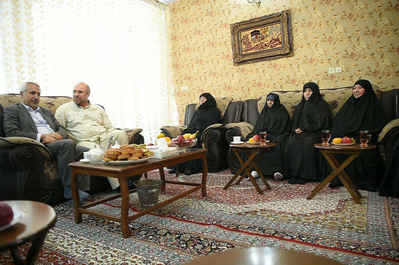دیدار محمدباقر قالیباف با خانواده 2 شهید +عکس دیدار محمدباقر قالیباف با خانواده 2 شهید +عکس