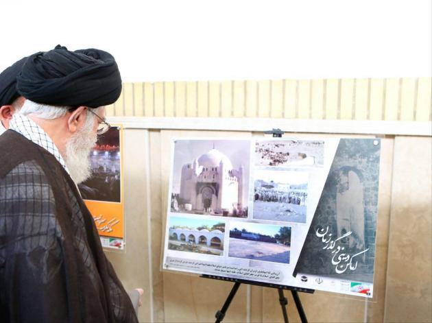 رهبر انقلاب در حال مشاهده بارگاه امام حسن(ع)