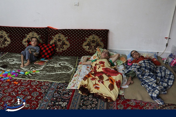 دالان سخت زندگی با 3 فرزند معلول و تنها+عکس دالان سخت زندگی با 3 فرزند معلول و تنها+عکس