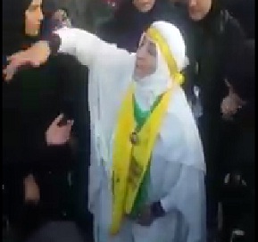 فیلم/ لباس سفید مادر شهید در مراسم تشییع