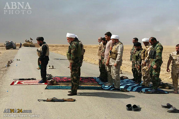 اقامه نماز شُکر در مناطق آزاد شده موصل + عکس