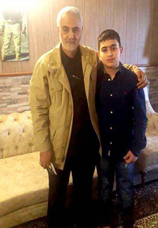 دیدار سردار سلیمانی با خانواده شهید پیشمرگه + عکس دیدار سردار سلیمانی با خانواده شهید پیشمرگه + عکس