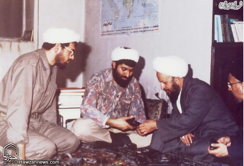 آیت الله مکارم در حال آموزش نظامی +عکس