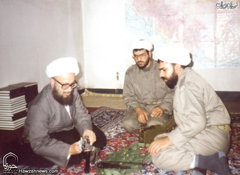 آیت الله مکارم در حال آموزش نظامی +عکس