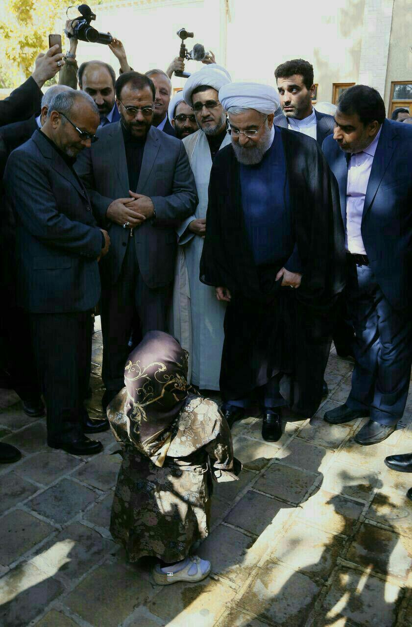 دیدار کوتاه‌قدترین ایرانی با روحانی در خمین+عکس