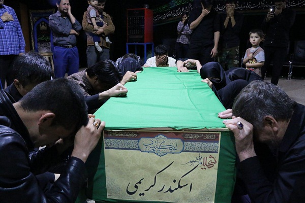 مداحی پدر شهید فاطمیون در کنار پیکر فرزند+عکس