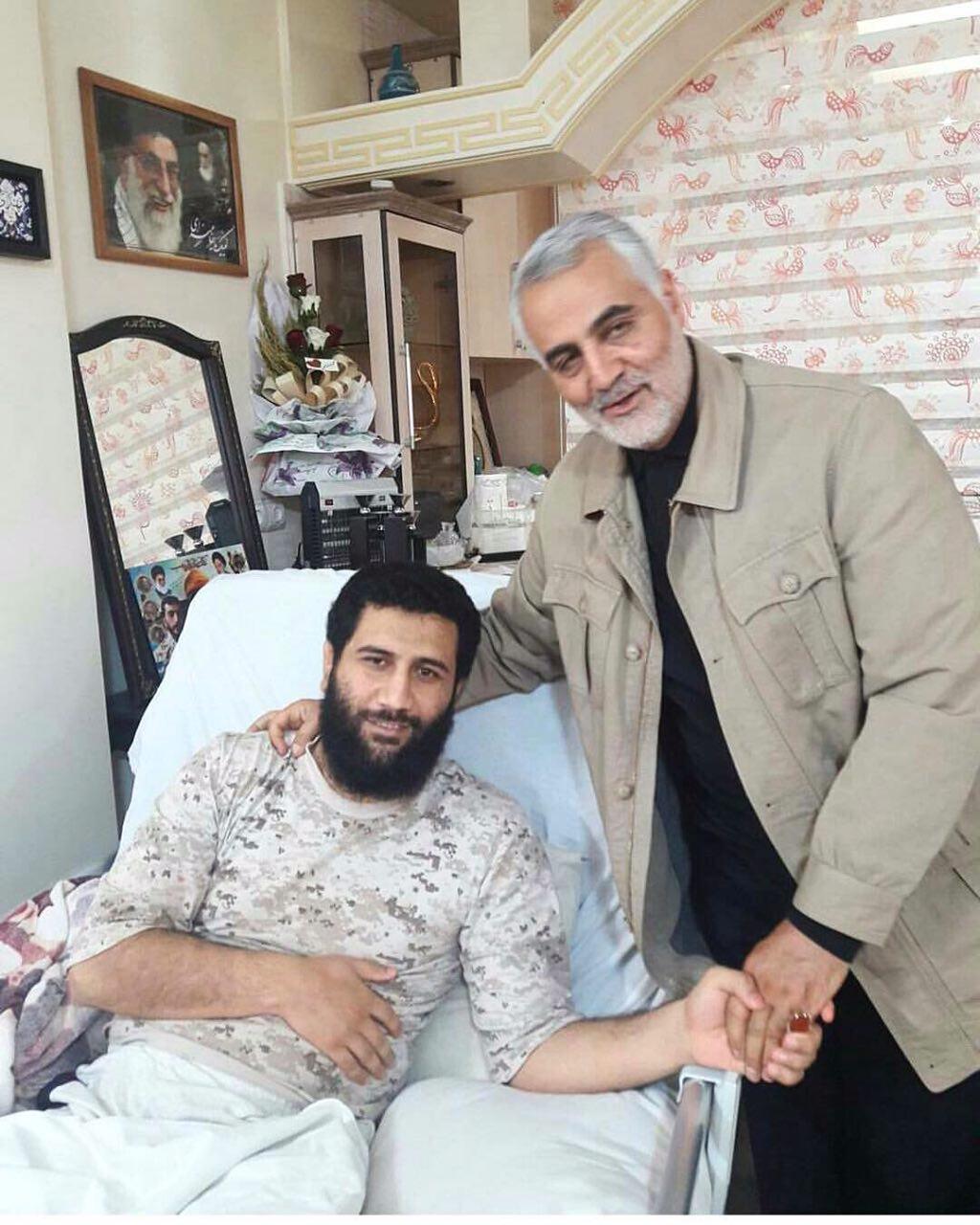 ‎عکس/ عیادت حاج قاسم ازجانباز مدافع حرم