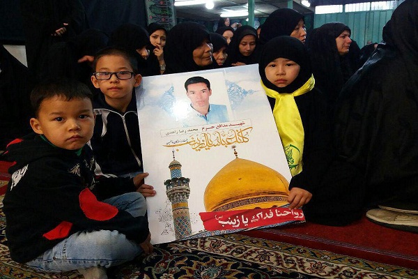 همراهی دختر 9 ساله شهید با پیکر پدر+عکس همراهی دختر 9 ساله شهید با پیکر پدر+عکس