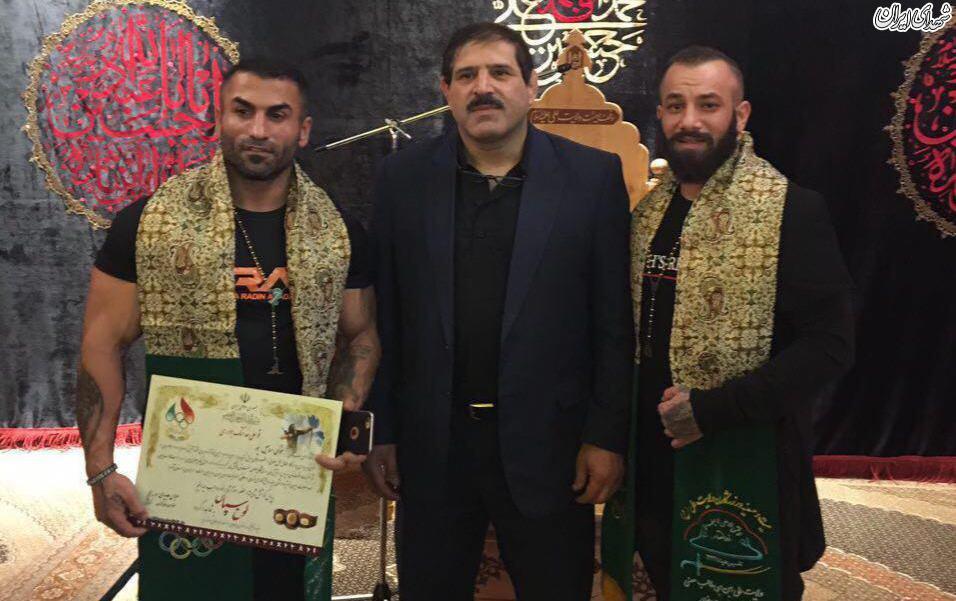تجلیل از خواننده زیرزمینی و مبتذلخوان؟!+عکس تجلیل از خواننده زیرزمینی و مبتذلخوان؟!+عکس
