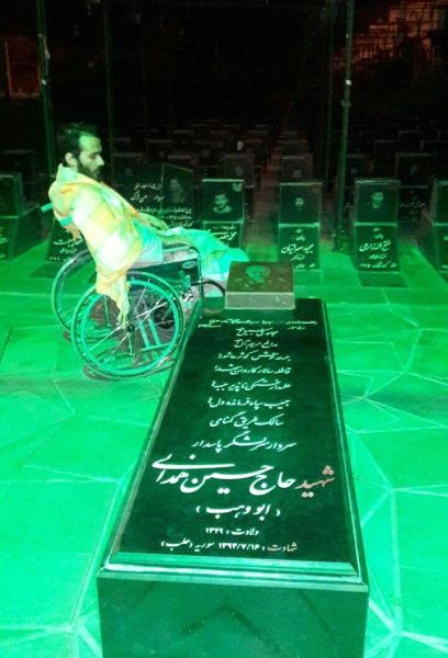 جانباز مدافع کنار مزار شهید مدافع حرم+عکس