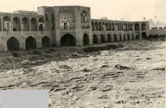 زمانی که زاینده رود پر آب و خروشان بود +عکس