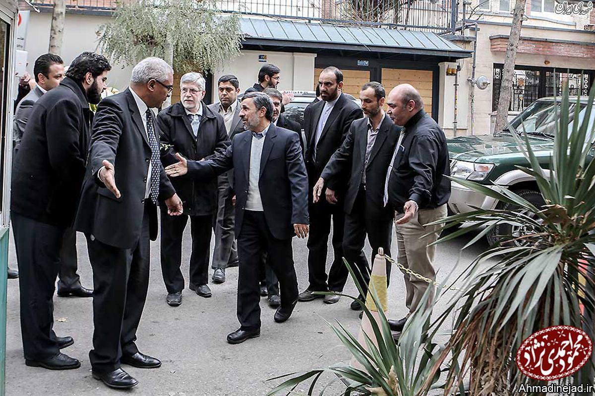 احمدینژاد دفتر یادبود فیدل کاسترو را امضا کرد احمدینژاد دفتر یادبود فیدل کاسترو را امضا کرد
