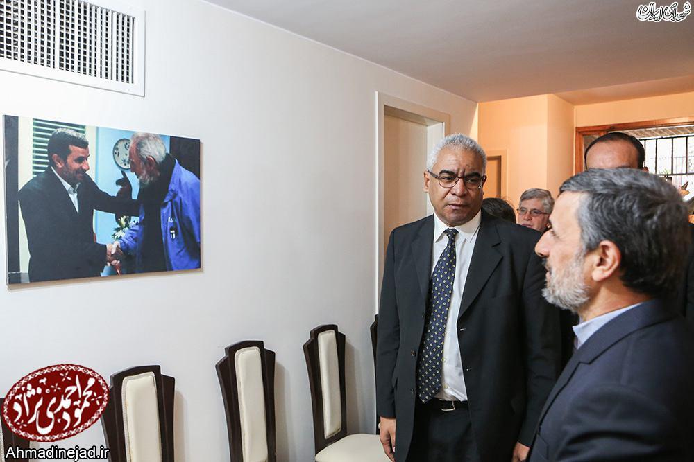 احمدینژاد دفتر یادبود فیدل کاسترو را امضا کرد احمدینژاد دفتر یادبود فیدل کاسترو را امضا کرد