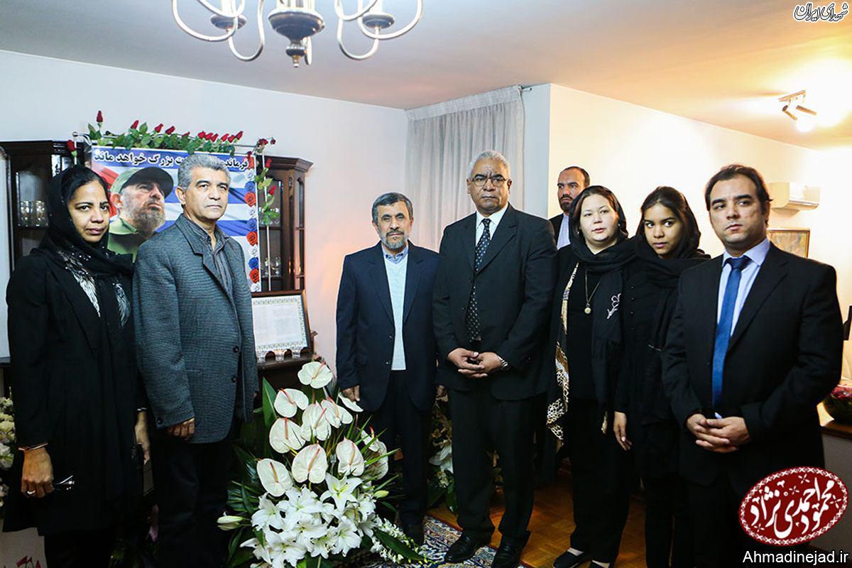 احمدینژاد دفتر یادبود فیدل کاسترو را امضا کرد احمدینژاد دفتر یادبود فیدل کاسترو را امضا کرد