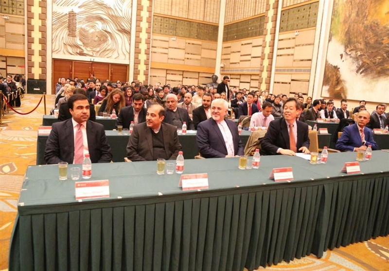 ظریف در میان دانشجویان ایرانی در پکن +عکس ظریف در میان دانشجویان ایرانی در پکن +عکس