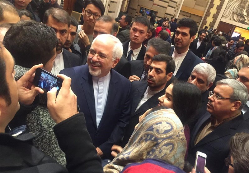 ظریف در میان دانشجویان ایرانی در پکن +عکس ظریف در میان دانشجویان ایرانی در پکن +عکس