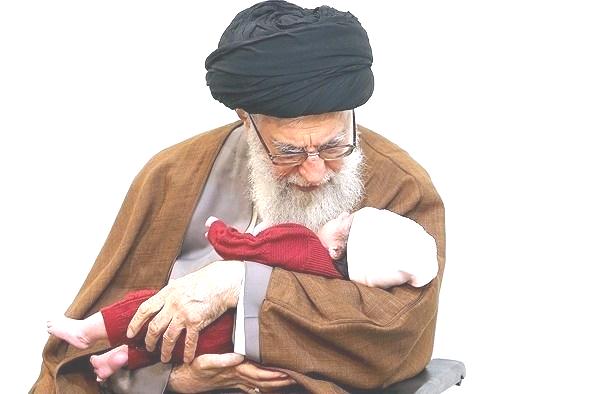 اذان رهبر انقلاب در گوش دختر شهید+عکس