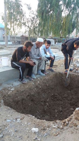 پیرمردی که قبر خودش را آماده کرده است+عکس پیرمردی که قبر خودش را آماده کرده است+عکس