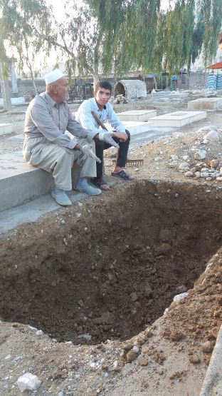 پیرمردی که قبر خودش را آماده کرده است+عکس پیرمردی که قبر خودش را آماده کرده است+عکس