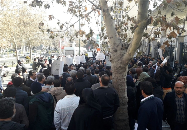 تجمع متقاضیان مسکن مهر مقابل بانک مرکزی+عکس تجمع متقاضیان مسکن مهر مقابل بانک مرکزی+عکس