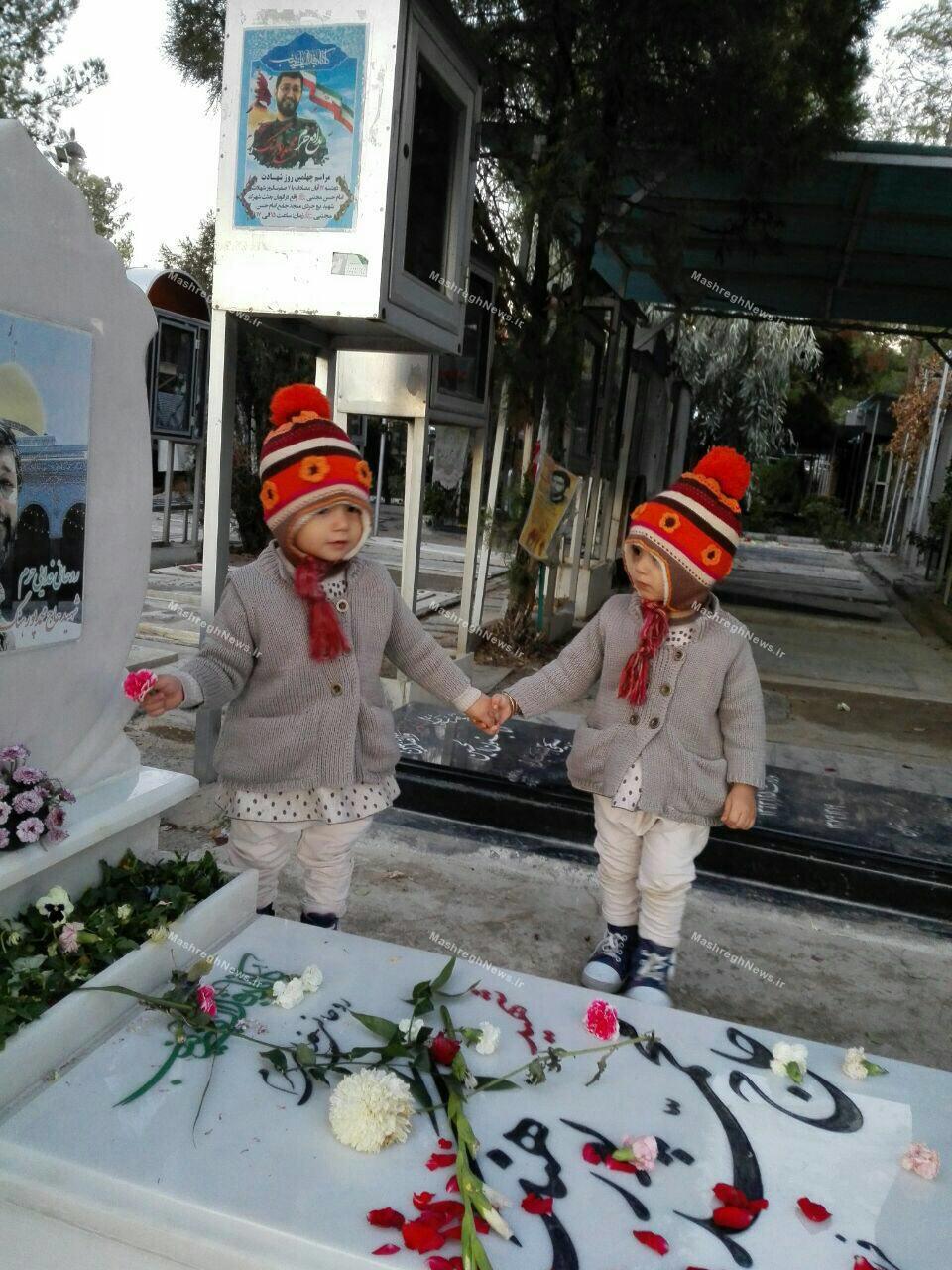 دوقلوها سنگ مزار را به پدرشان هدیه دادند+عکس دوقلوها سنگ مزار را به پدرشان هدیه دادند+عکس