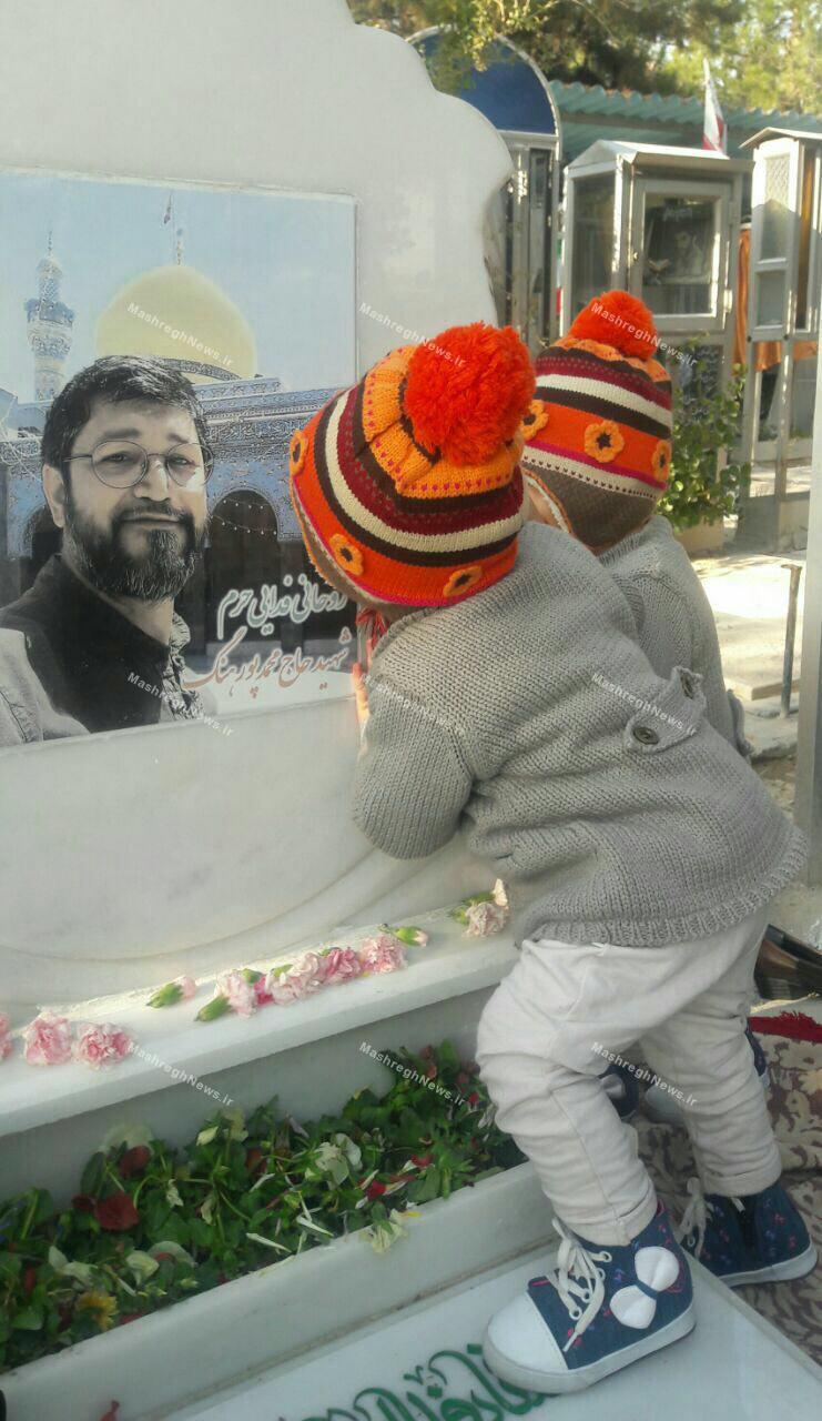 دوقلوها سنگ مزار را به پدرشان هدیه دادند+عکس دوقلوها سنگ مزار را به پدرشان هدیه دادند+عکس