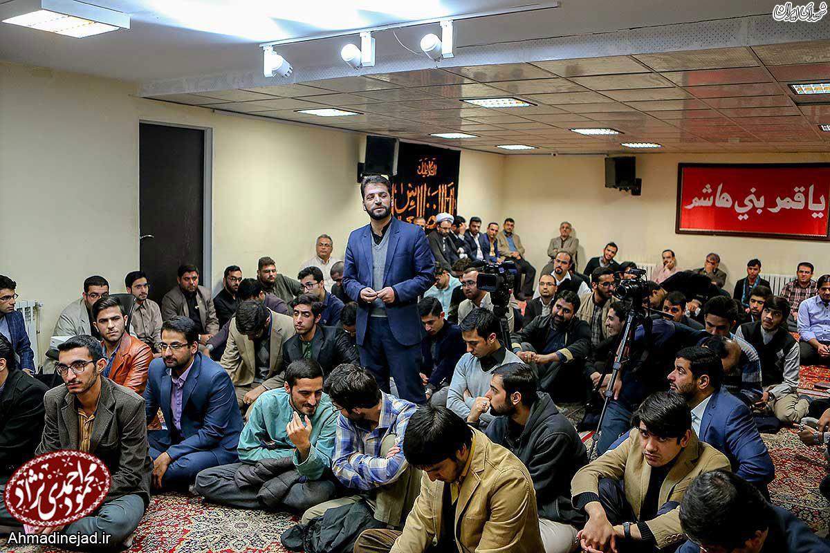نشست صمیمانه دانشجویان با احمدی نژاد+تصاویر