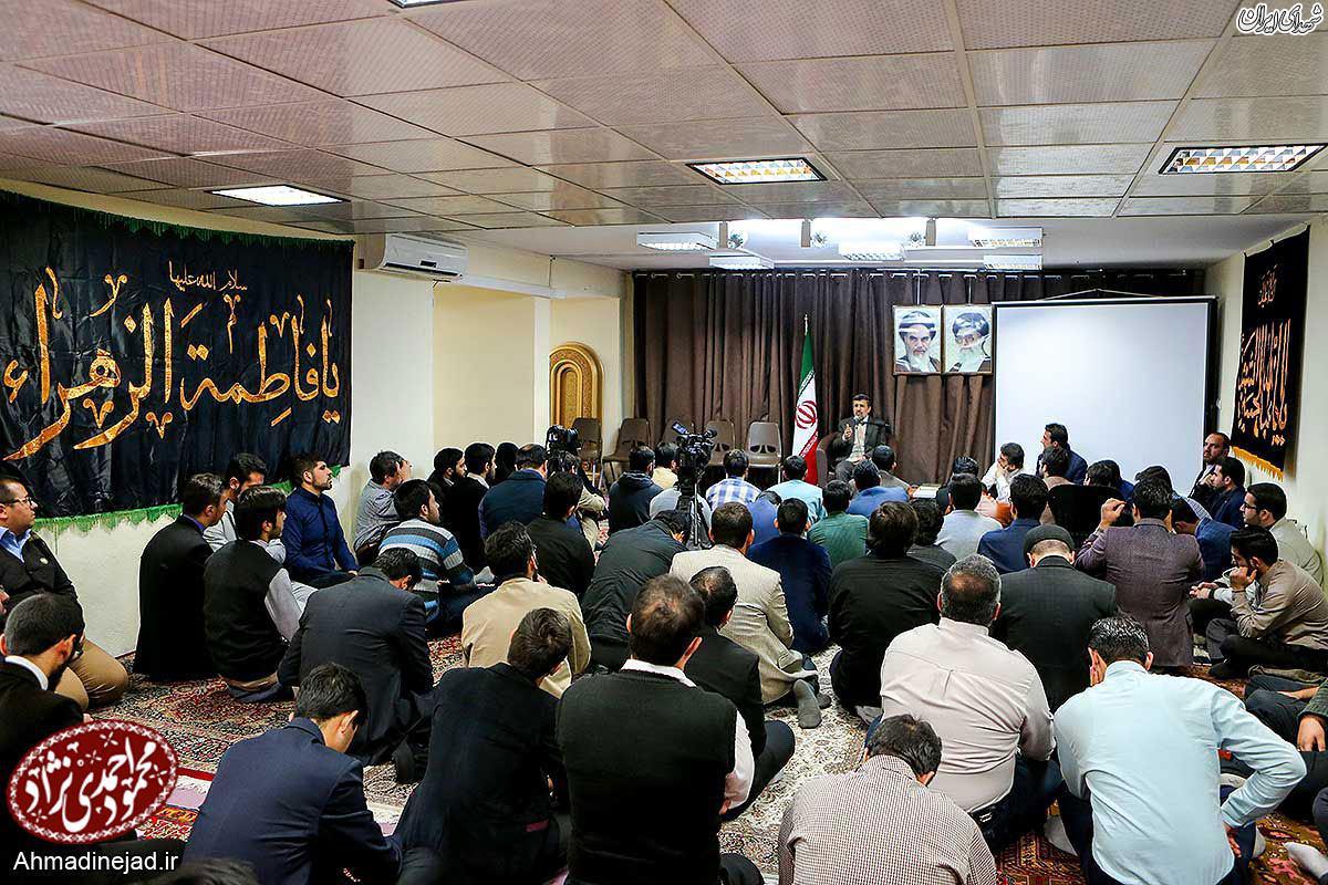 نشست صمیمانه دانشجویان با احمدی نژاد+تصاویر