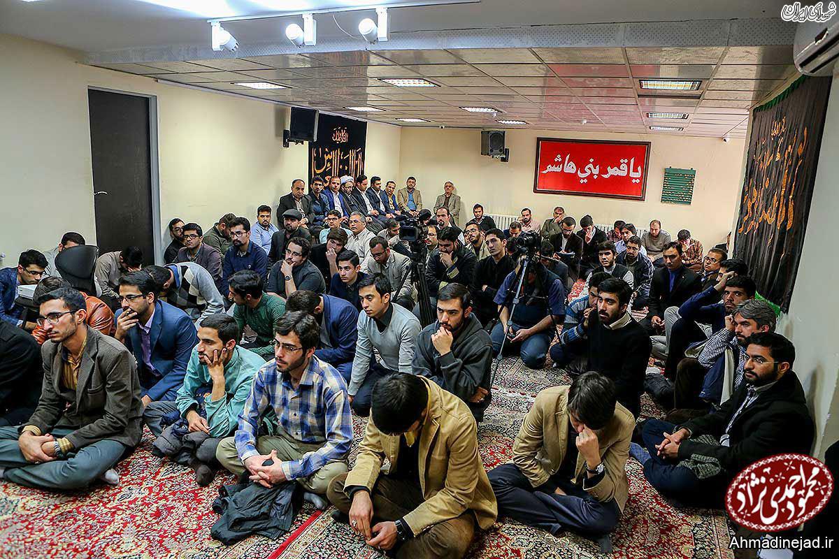 نشست صمیمانه دانشجویان با احمدی نژاد+تصاویر