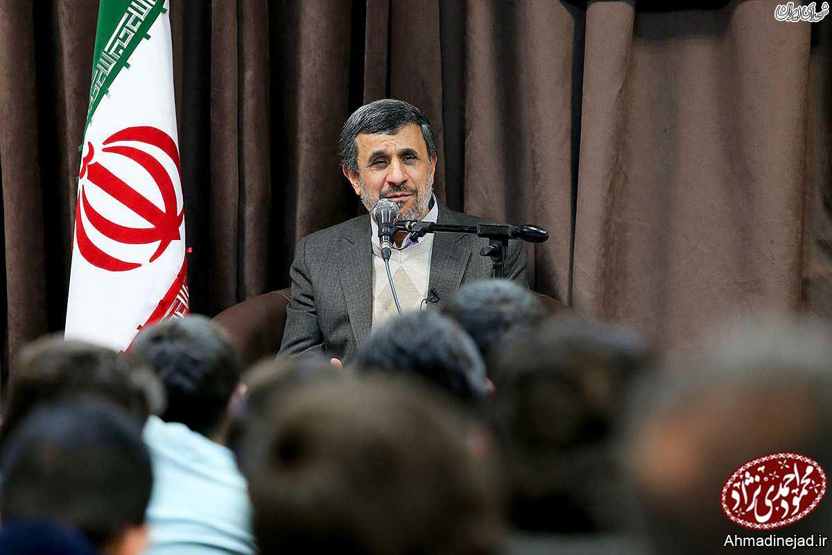 نشست صمیمانه دانشجویان با احمدی نژاد+تصاویر