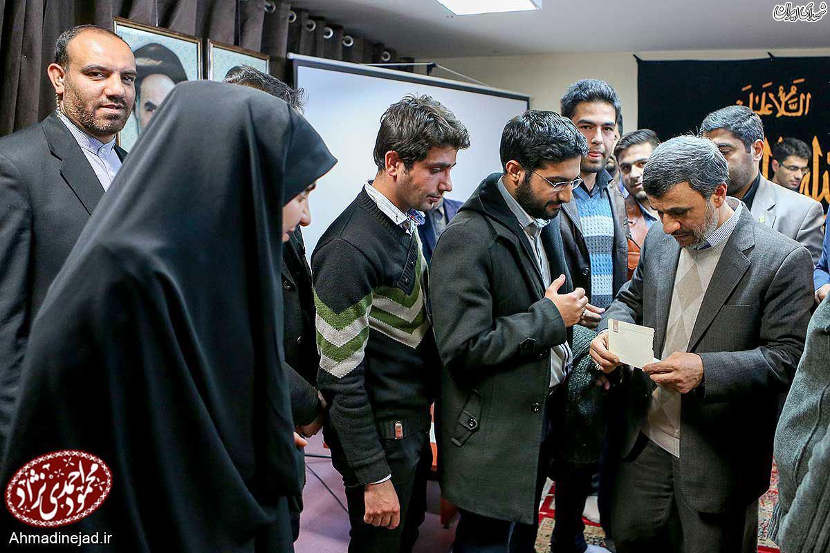 نشست صمیمانه دانشجویان با احمدی نژاد+تصاویر