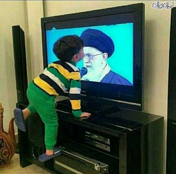 بوسه پسر بچه بر تصویر 