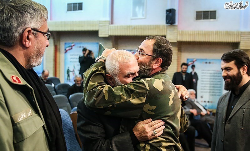 بوسه سردار بر پیشانی 