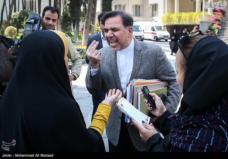 برخورد عجیب وزیر راه با یکی از خبرنگاران!+عکس برخورد عجیب وزیر راه با یکی از خبرنگاران!+عکس