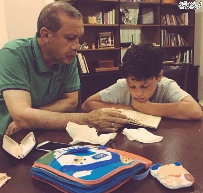 اردوغان در حال آموزش قرآن به نوه اش +عکس اردوغان در حال آموزش قرآن به نوه اش +عکس