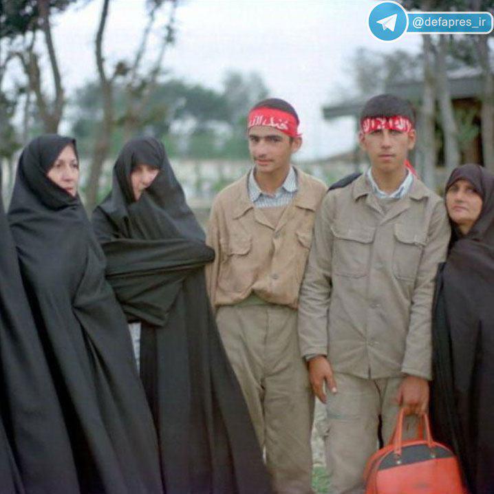 بدرقه مادران برای اعزام فرزندانشان به جبهه+عکس