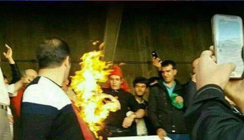 آتش زدن پرچم پرسپولیس و ناسزا به نوروزی! +عکس آتش زدن پرچم پرسپولیس و ناسزا به نوروزی! +عکس