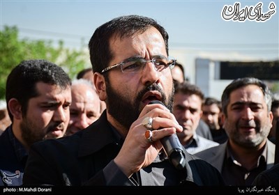 اشک مداح معروف در فراق پدر مرحومش+عکس