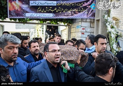 اشک مداح معروف در فراق پدر مرحومش+عکس